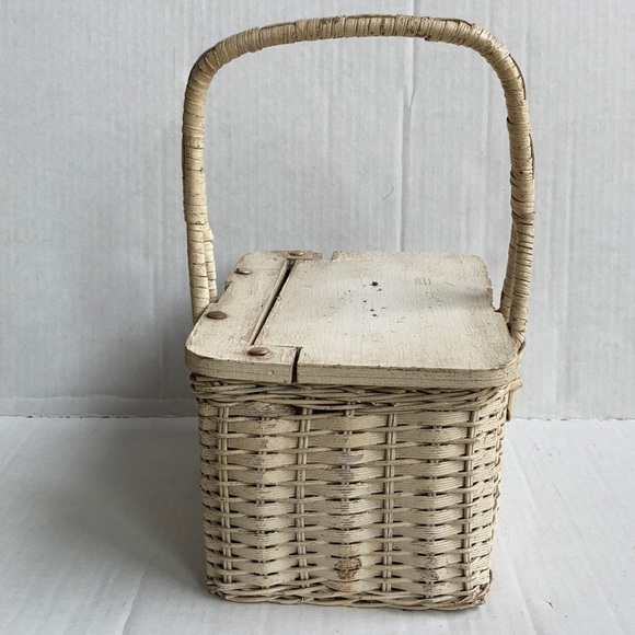 Vintage Hong Kong white distressed small basket - Picture 2 of 16